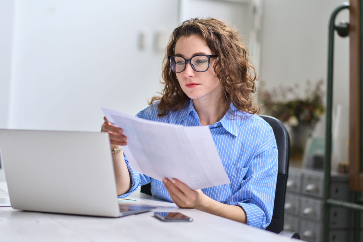 Apesar da maior escolaridade, mulheres no Brasil enfrentam desigualdade salarial em relação aos homens (Imagem: insta_photos | Shutterstock)