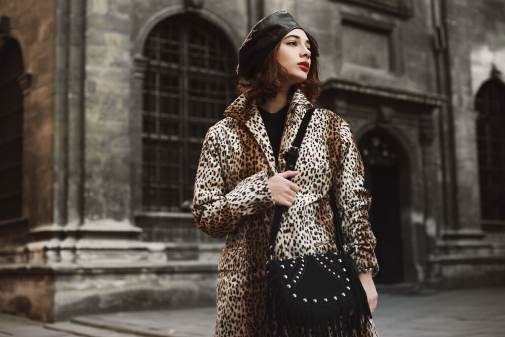 O animal print dificilmente sai de moda (Imagem: Victoria Fox | Shutterstock)
