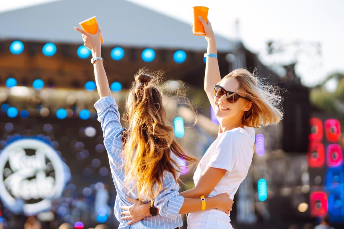 O som alto dos shows pode colocar a audição em risco (Imagem: maxbelchenko | Shutterstock)