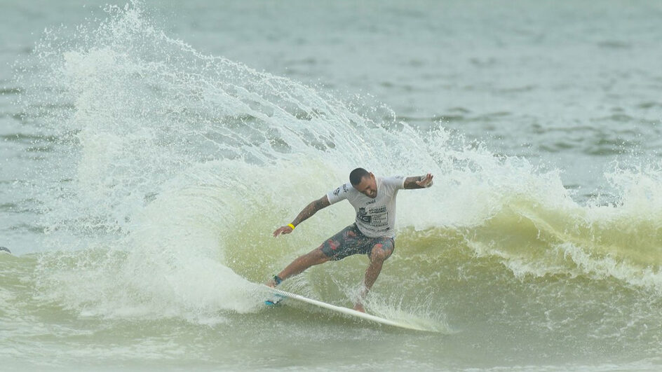 Navegantes abre Campeonato Brasileiro de Surf Master 2024 (1).png