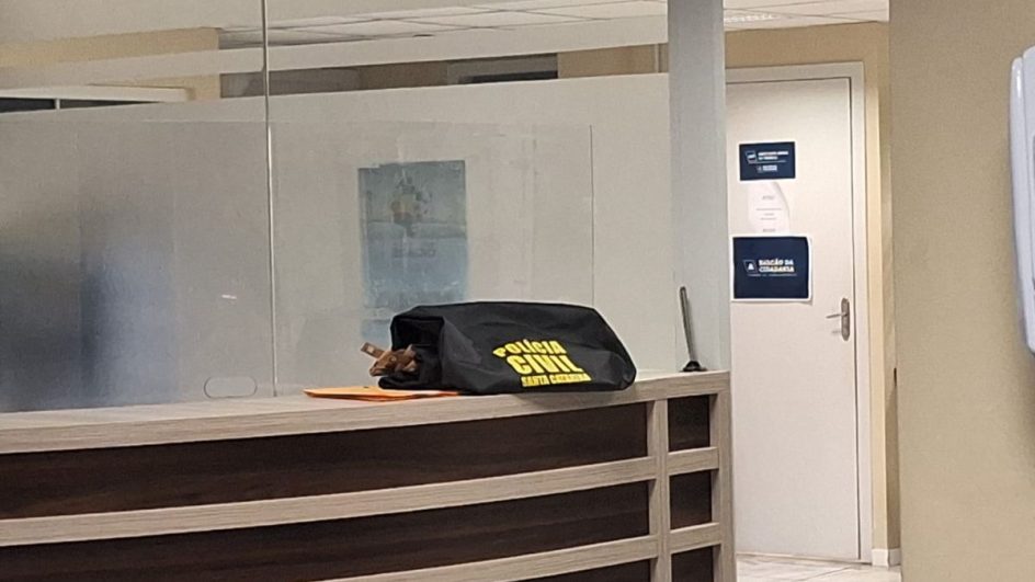 Operação Presságio teve buscas em endereços da prefeitura e investiga supostas fraudes envolvendo ex-secretários (Foto: Cristiano Santos, NSC TV)