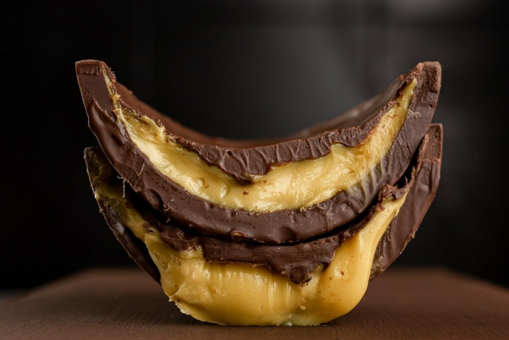 Ovo de P&aacute;scoa trufado com musse de maracuj&aacute; (Imagem: Mariana Silvestre | Shutterstock)