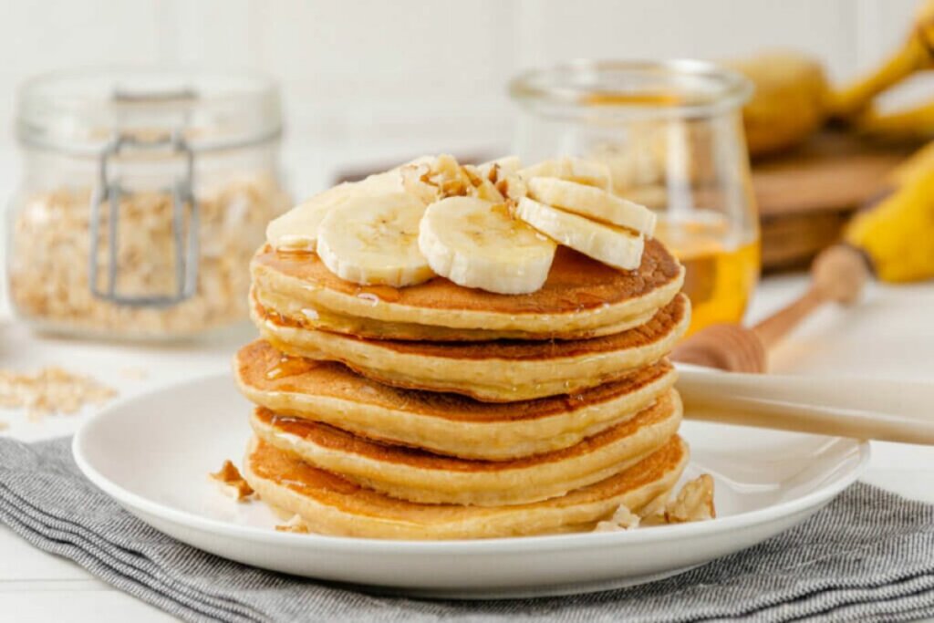 Panqueca com farinha de am&ecirc;ndoas &eacute; uma op&ccedil;&atilde;o para quem n&atilde;o pode consumir gl&uacute;ten (Imagem: irina2511 | Shutterstock)