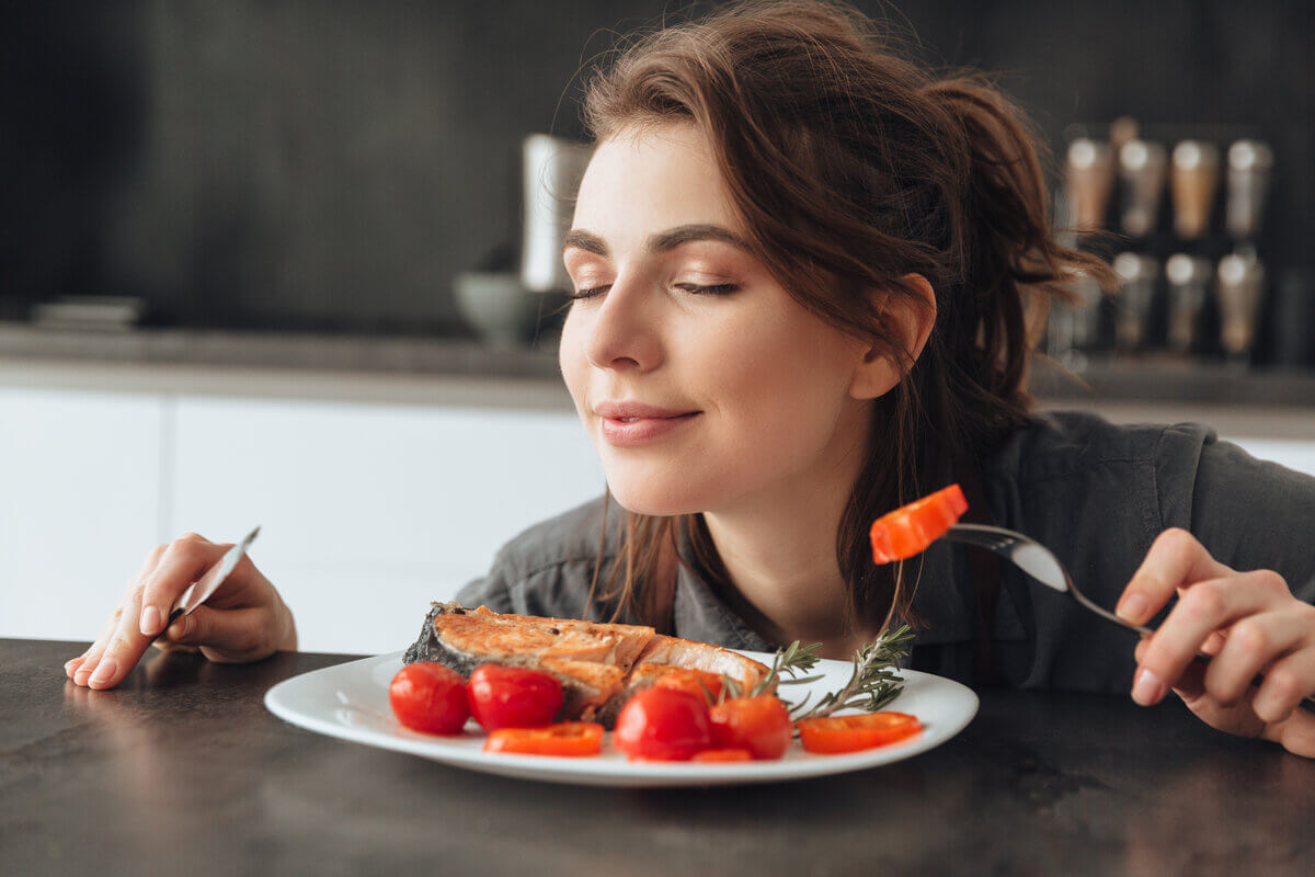 Consumir peixe diariamente melhora a saúde geral do corpo (Imagem: Dean Drobot | Shutterstock)