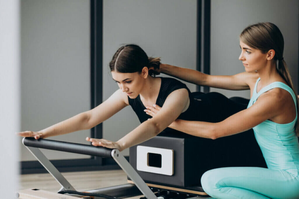 Pilates ajuda a evitar que dores e desvios na coluna evoluam (Imagem: PH888 | Shutterstock)