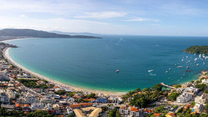 Praia paradisíaca de SC tem concurso público com salários de até R$ 21 mil