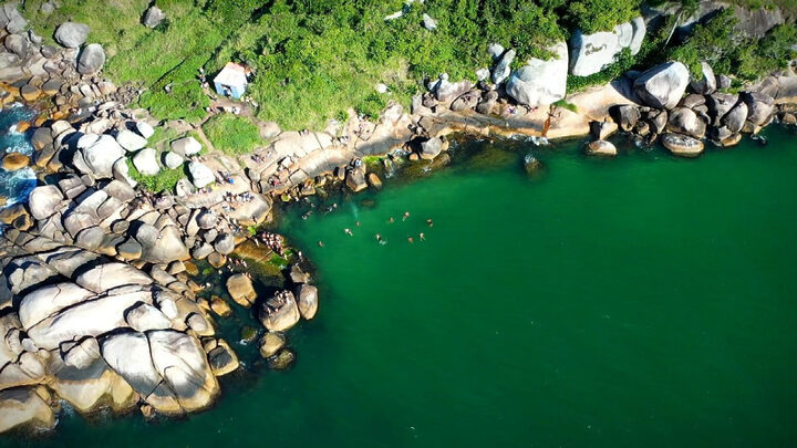 Praia que foi vila de pescadores isolada guarda uma das maiores belezas de Florianópolis