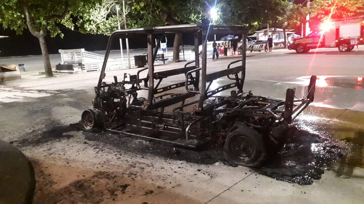 Quadriciclo fica destruído ao pegar fogo em praça na Praia Central de Balneário Camboriú
