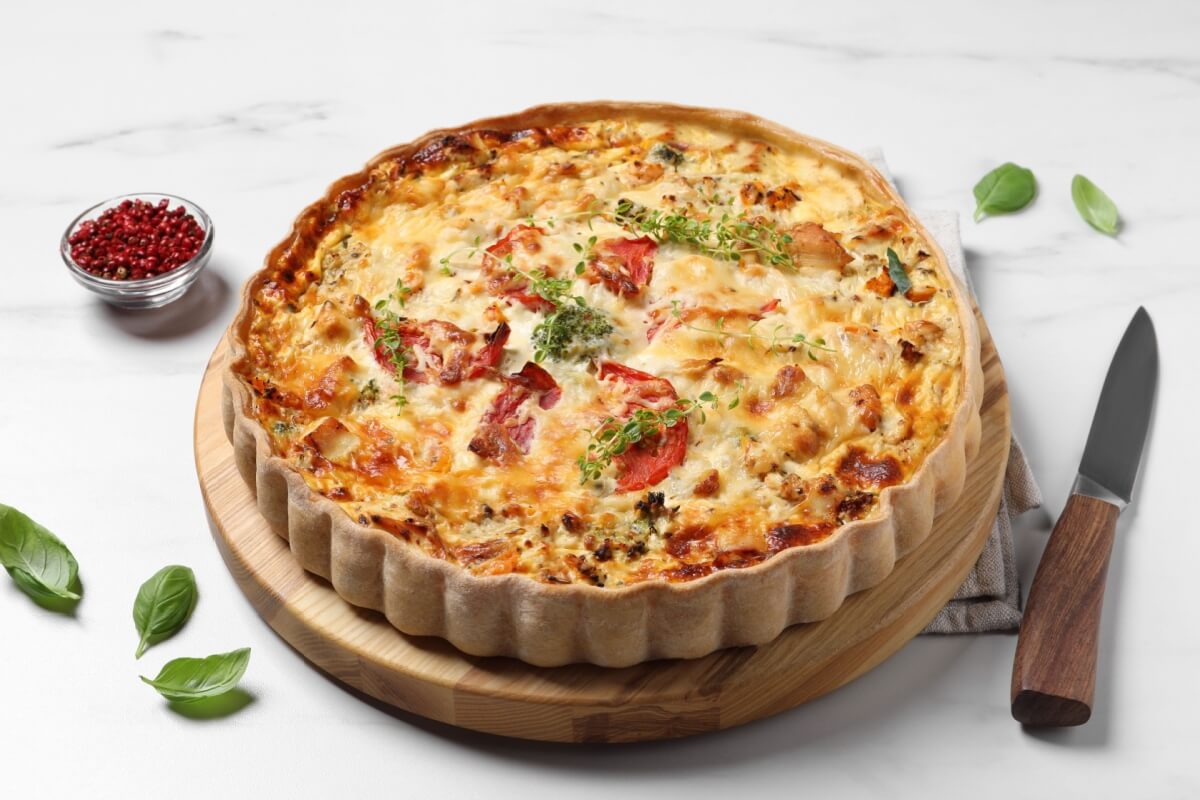 Quiche de tomate e queijo feta (Imagem: New Africa | Shutterstock)