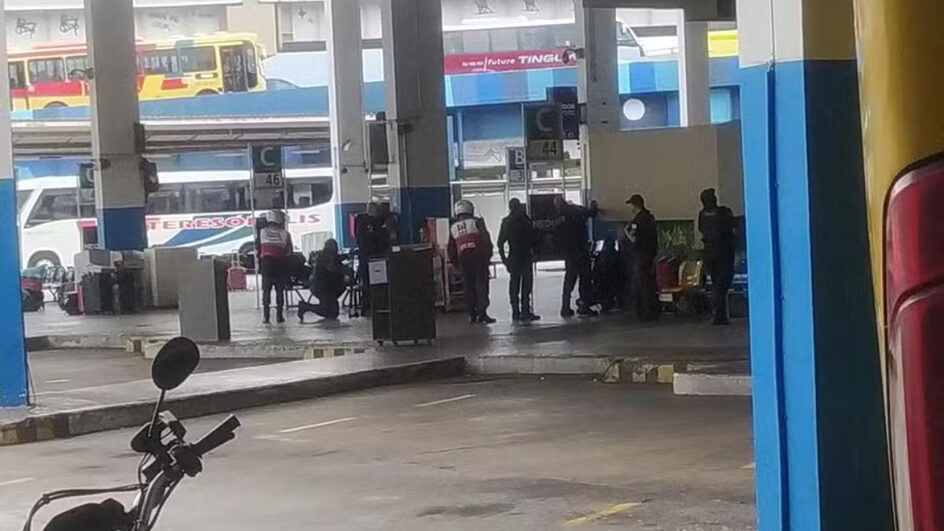 Passageiros de ônibus são rendidos na Rodoviária do Rio de Janeiro e pelo menos três ficam feridos