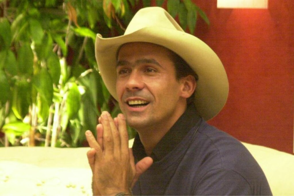 Rodrigo Cowboy se destacou no BBB 2 por sua personalidade autêntica (Imagem: Reprodução digital | TV Globo)