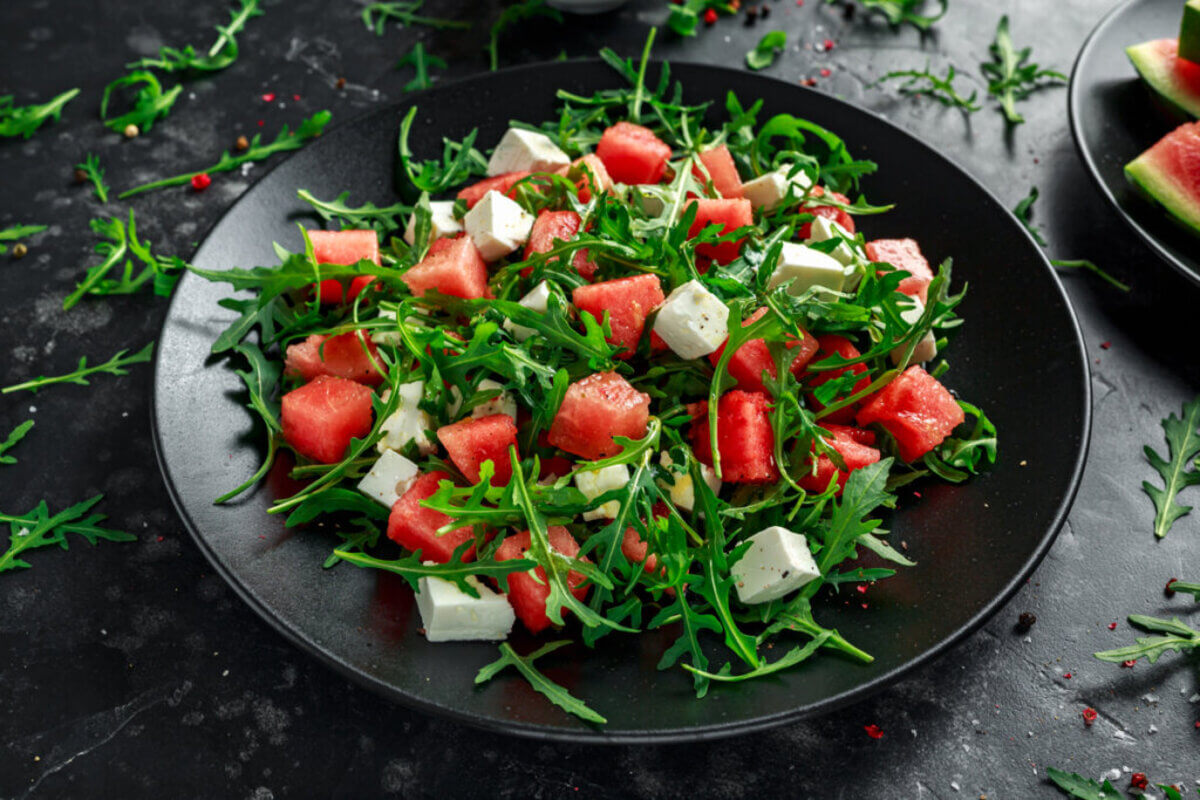 Salada de rúcula com melancia (Imagem: DronG | Shutterstock)