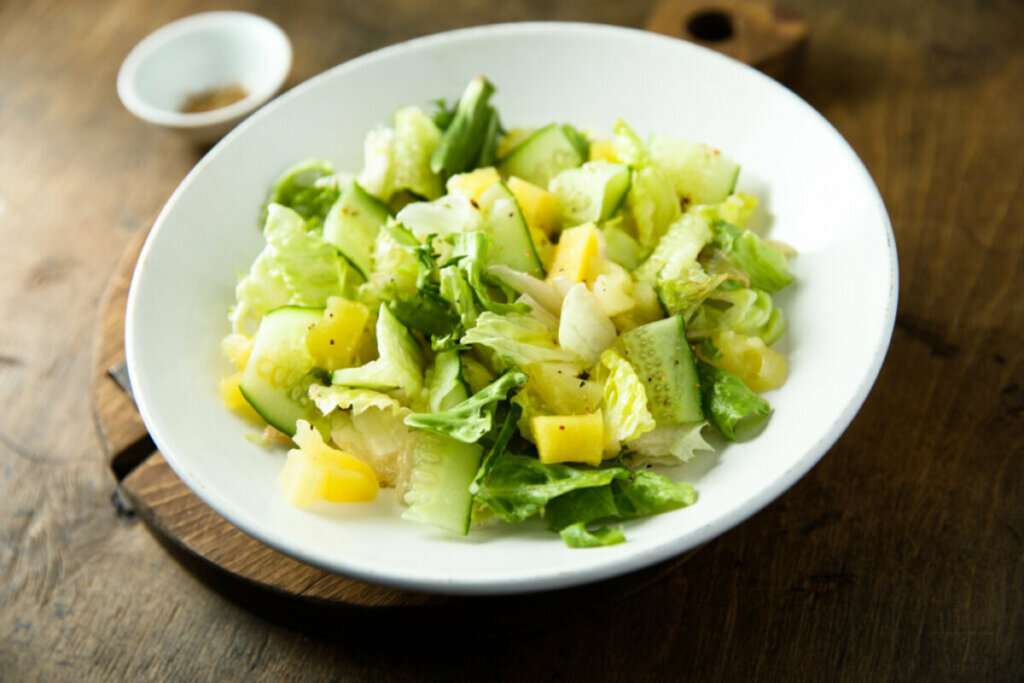 Salada de abacaxi com pepino (Imagem: MariaKovaleva | Shutterstock)
