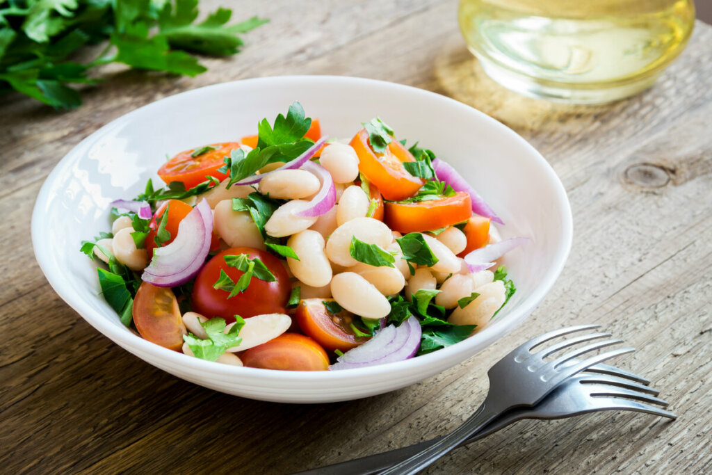 Salada de feijão-branco com tomate e salsa (Imagem: Oksana Mizina | Shutterstock)
