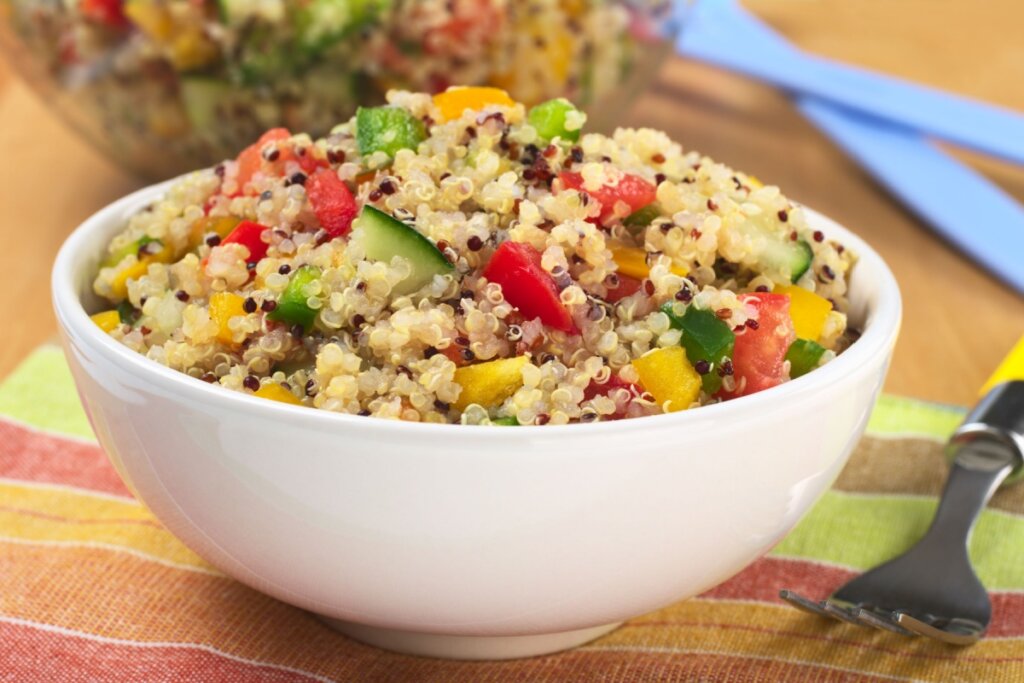 Salada de quinoa com vegetais (Imagem: Ildi Papp | Shutterstock)