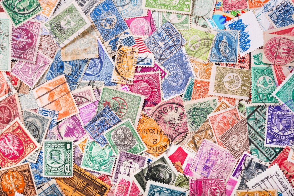 Colecionar selos pode representar um vínculo com a identidade pessoal (Imagem: Nitr | Shutterstock)