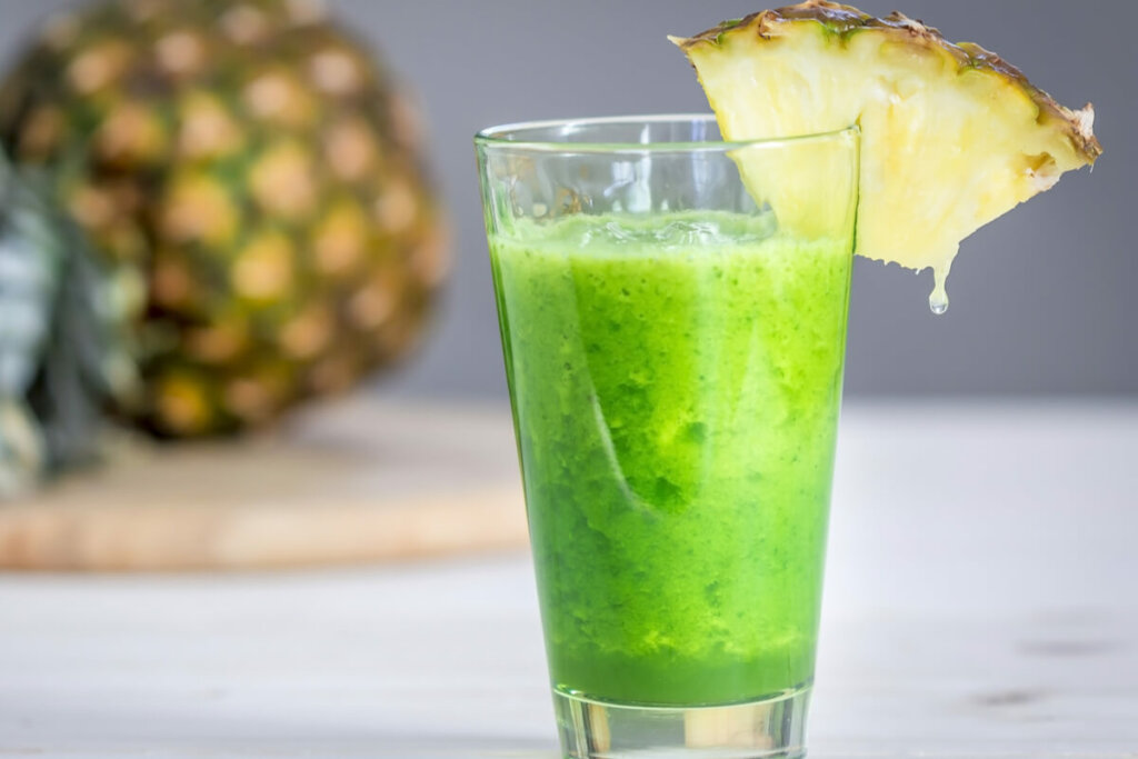 Suco verde energético (Imagem: Ksenija Toyechkina | Shutterstock)