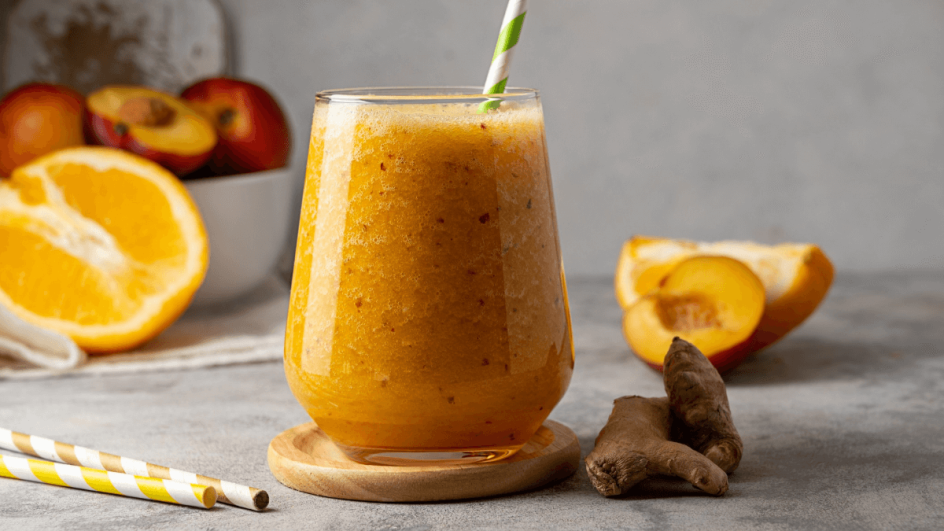 Suco de pêssego com gengibre (Imagem: Erhan Inga | Shutterstock)