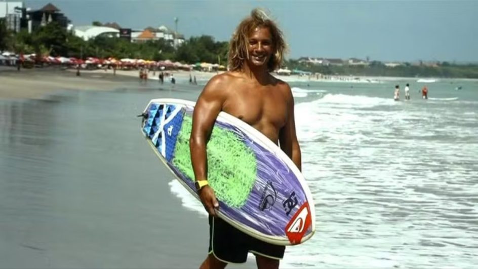 Surfista morre afogado depois de cair da prancha na Indonésia