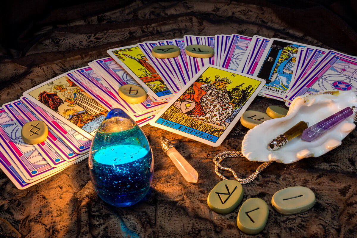 Tarot oferece orientações para as decisões da vida (Imagem: LunarVogel | Shutterstock)