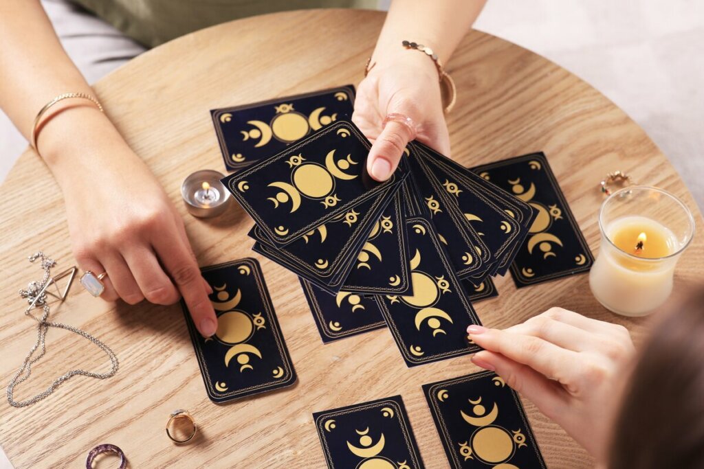 Tiragem do tarot é útil em diversos momentos da vida (Imagem: New Africa | Shutterstock)