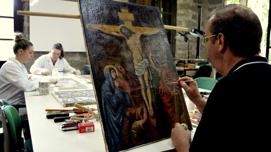 Telas da “Via Sacra” originárias do século 19 são restauradas no Sul de SC