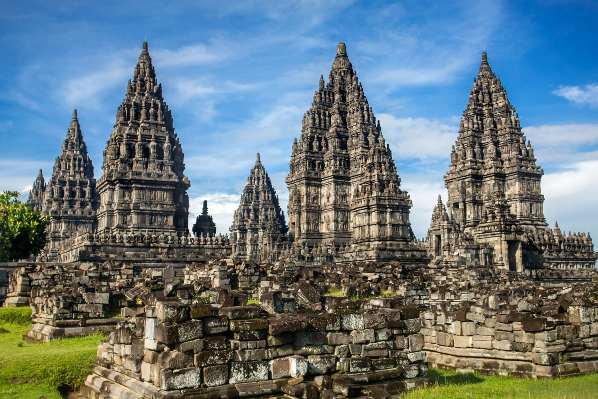 O templo Prambanan, um dos mais importantes do país, fica em Yogyakarta, na Ilha de Java (Imagem: Mazur Travel | Shutterstock)