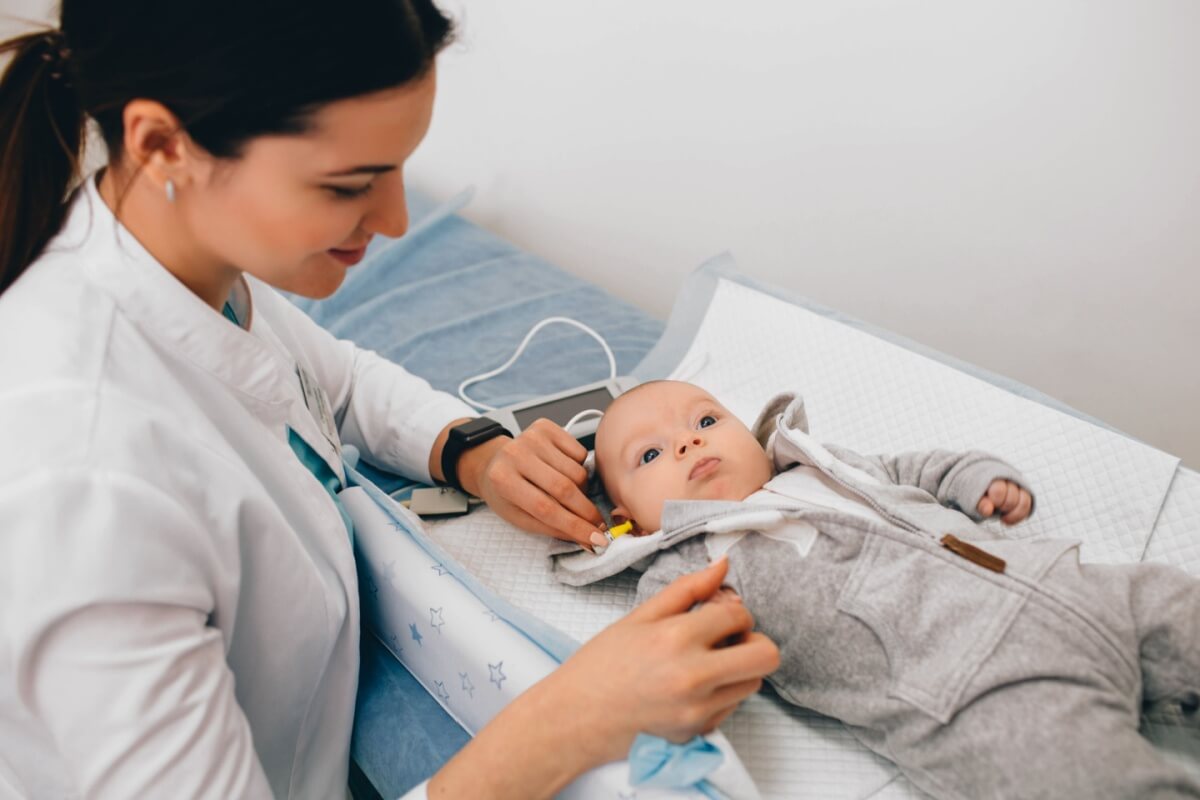 O teste da orelhinha é fundamental para detectar precocemente problemas auditivos em bebês (Imagem: Peakstock | Shutterstock)