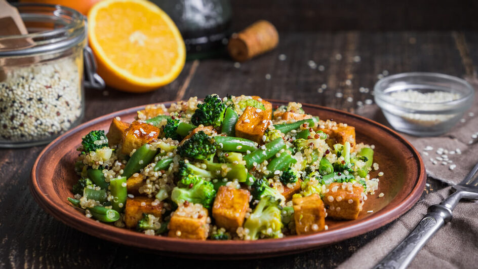 Tofu refogado com quinoa e vegetais (Imagem: YuliiaHolovchenko | Shutterstock)