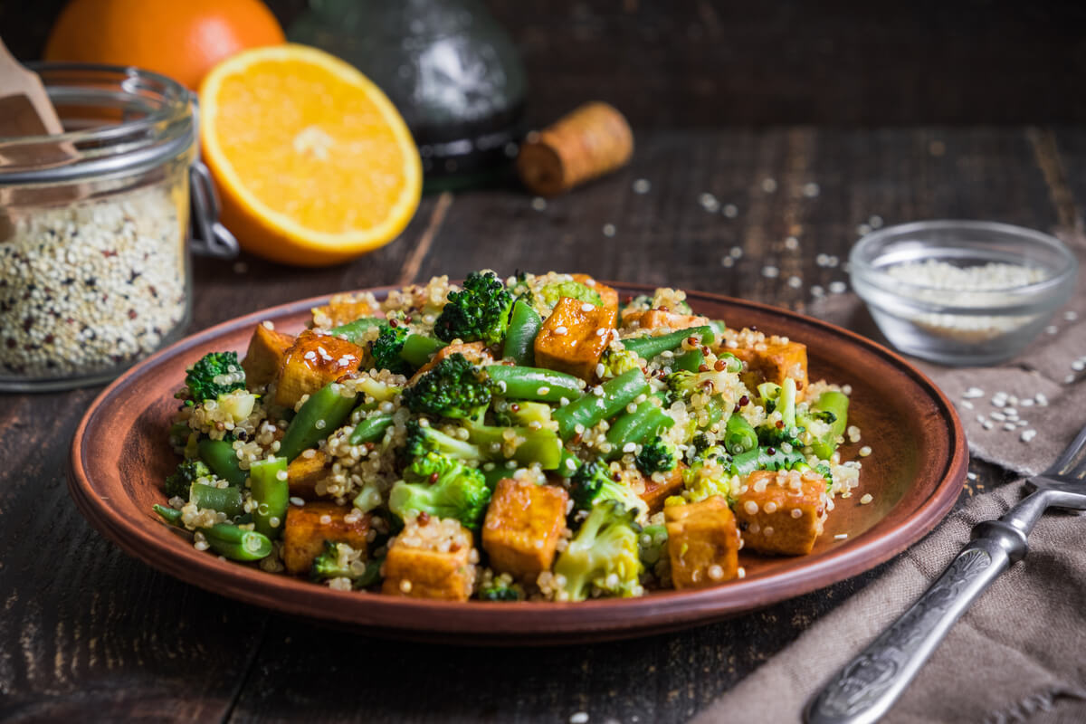 Tofu refogado com quinoa e vegetais (Imagem: YuliiaHolovchenko | Shutterstock)