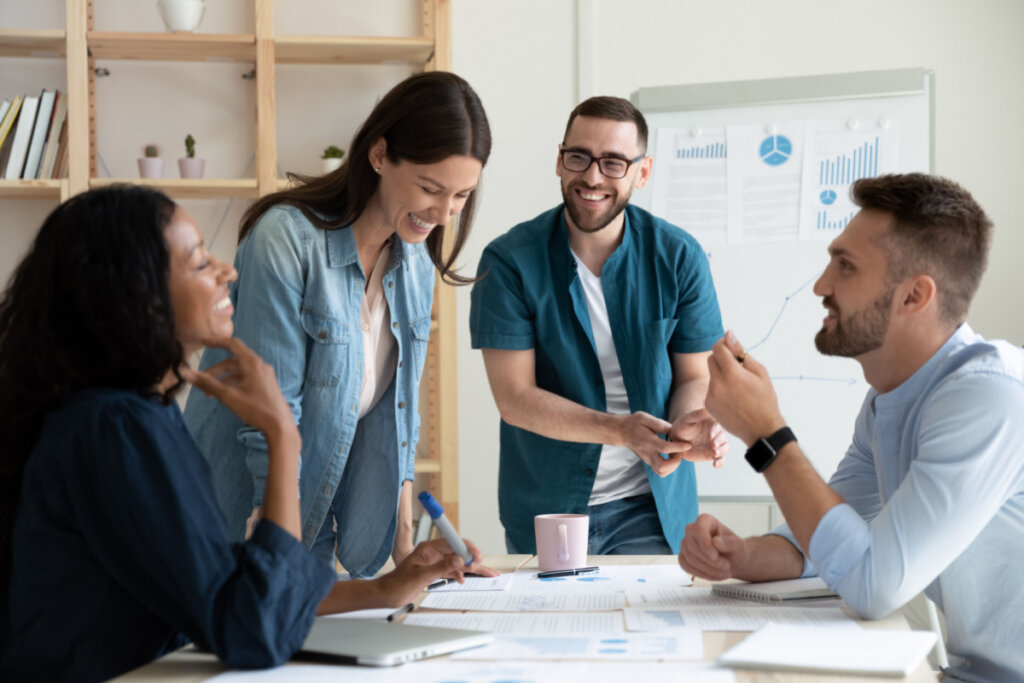 As tarefas devem ser organizadas conforme a competência de cada membro do time (Imagem: fizkes | Shutterstock)
