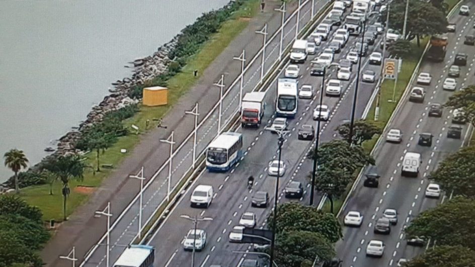Caminhão fica horas parado em Florianópolis e gera caos no trânsito