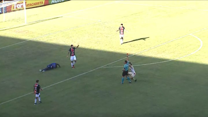 VÍDEO veja o momento em que o goleiro do Joinville é expulso em partida contra o Nação