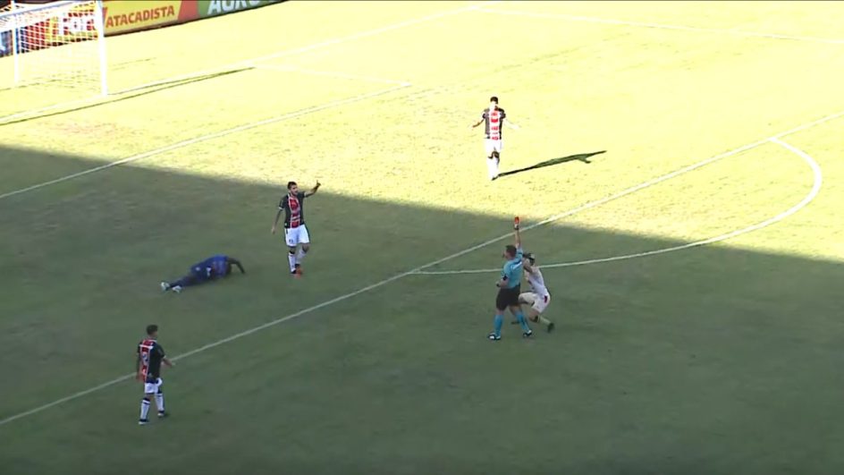 VÍDEO veja o momento em que o goleiro do Joinville é expulso em partida contra o Nação