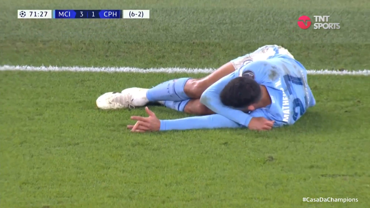 VÍDEO: jogador sofre lesão impressionante em partida da Champions League Manchester City Matheus Nunes