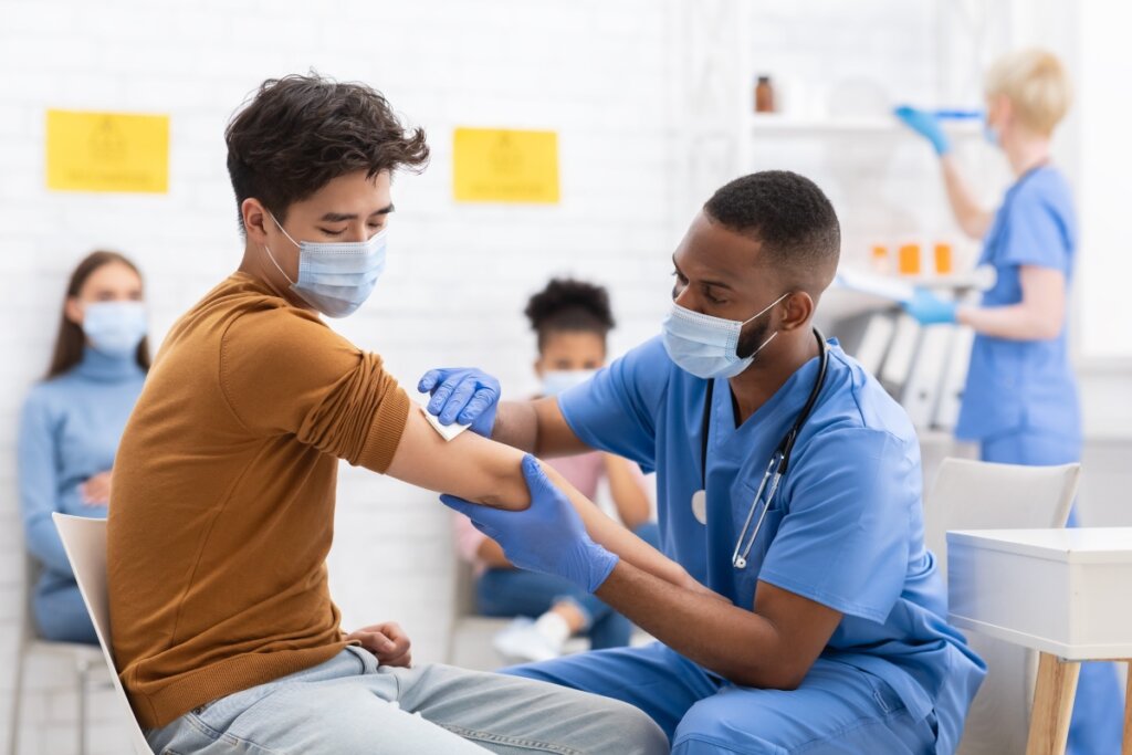 A vacina da gripe é formulada com o vírus inativado (Imagem: Roman Samborskyi | Shutterstock)