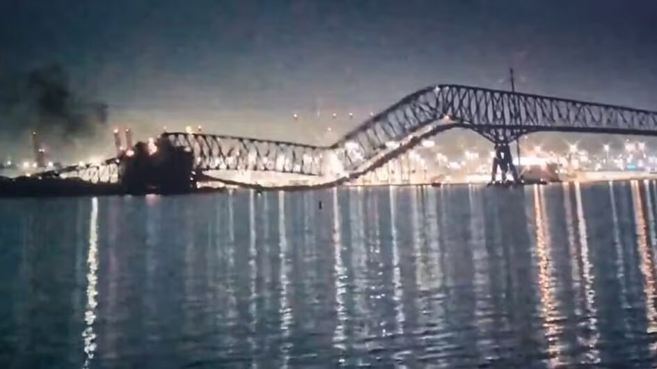 Vídeo impressionante mostra momento que ponte desaba após ser atingida por navio nos EUA (4)