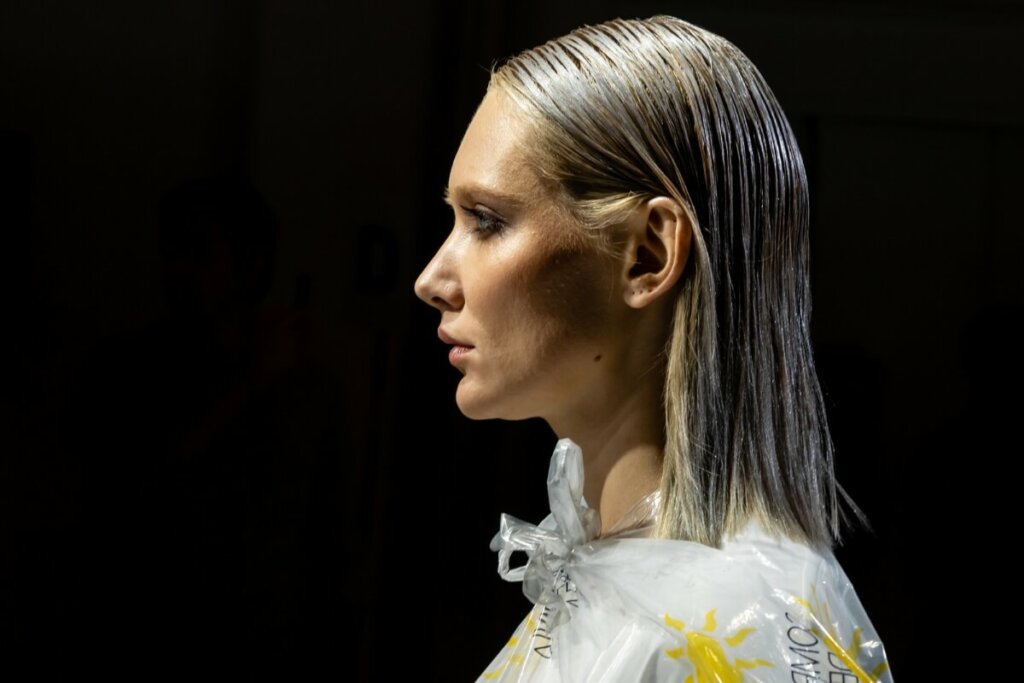 O cabelo com efeito molhado é uma tendência (Imagem: Tinxi | Shutterstock)
