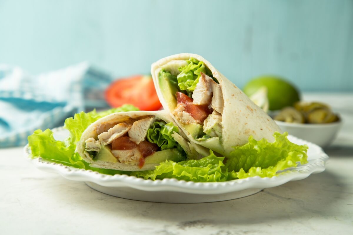 Wrap de frango e abacate (Imagem: MariaKovaleva | Shutterstock)