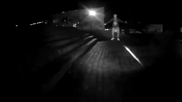 Imagens mostram adolescente com braços abertos e caminhando para trás, em sinal de rendição