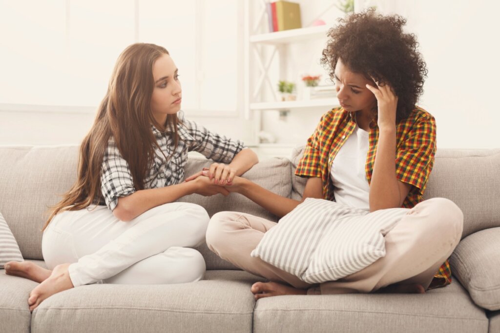 Conversar com uma pessoa de confiança ajuda a aliviar as preocupações (Imagem: Prostock-studio | Shutterstock)