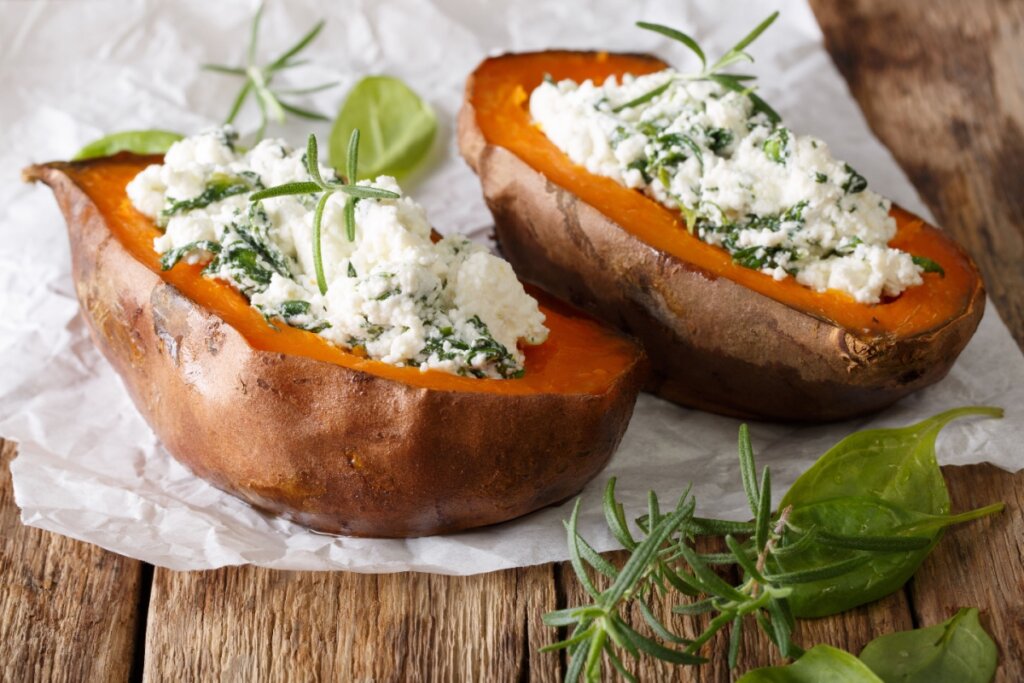 Batata-doce recheada com queijo feta e espinafre (Imagem: AS Foodstudio | Shutterstock)