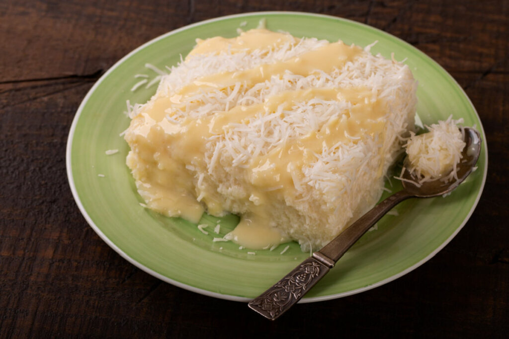 Bolo de tapioca com coco (Imagem: Iuliia Timofeeva | Shutterstock)