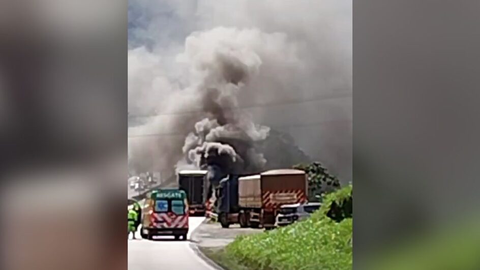 VÍDEO: Caminhão pega fogo e interdita BR-376, entre SC e PR