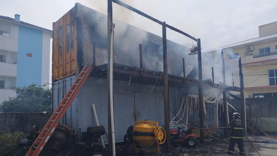 Idoso morre após casa de contêiner pegar fogo e ter única saída bloqueada em Florianópolis