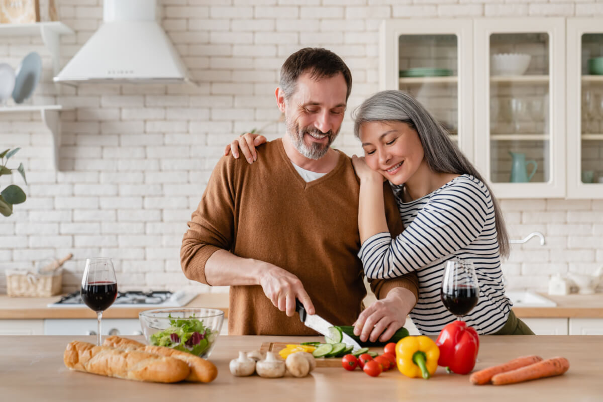 É possível deixar as refeições mais saborosas de maneira saudável (Imagem: Inside Creative House | Shutterstock)