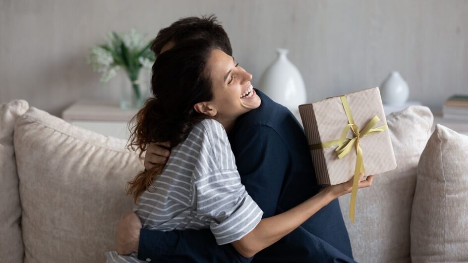 Os astros podem ajudar a escolher o presente para o Dia das Mulheres (Imagem: fizkes | Shutterstock)