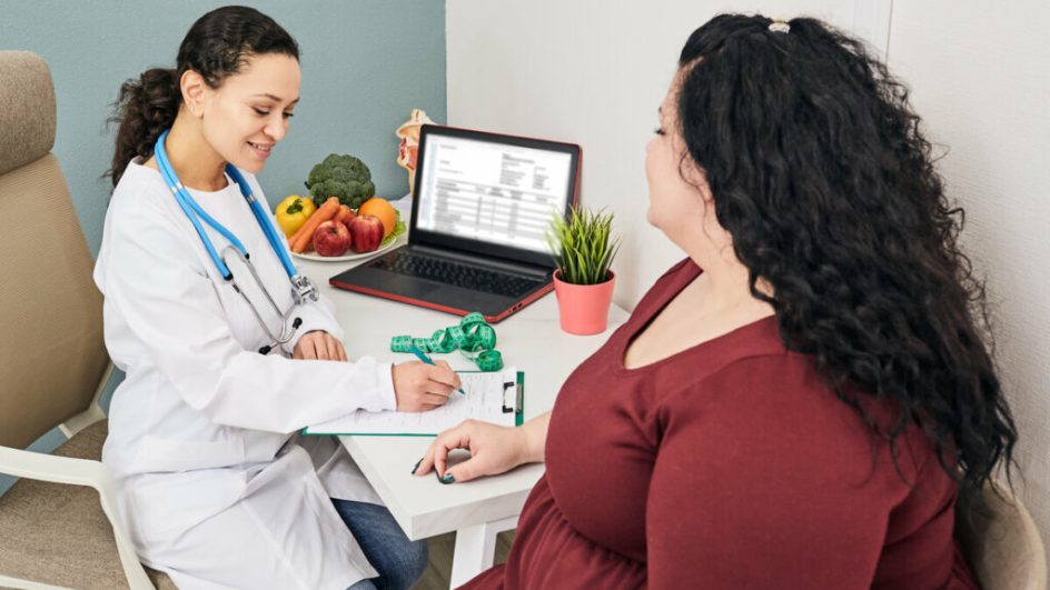 Procurar ajuda médica é fundamental em casos de obesidade (Imagem: Peakstock | Shutterstock)