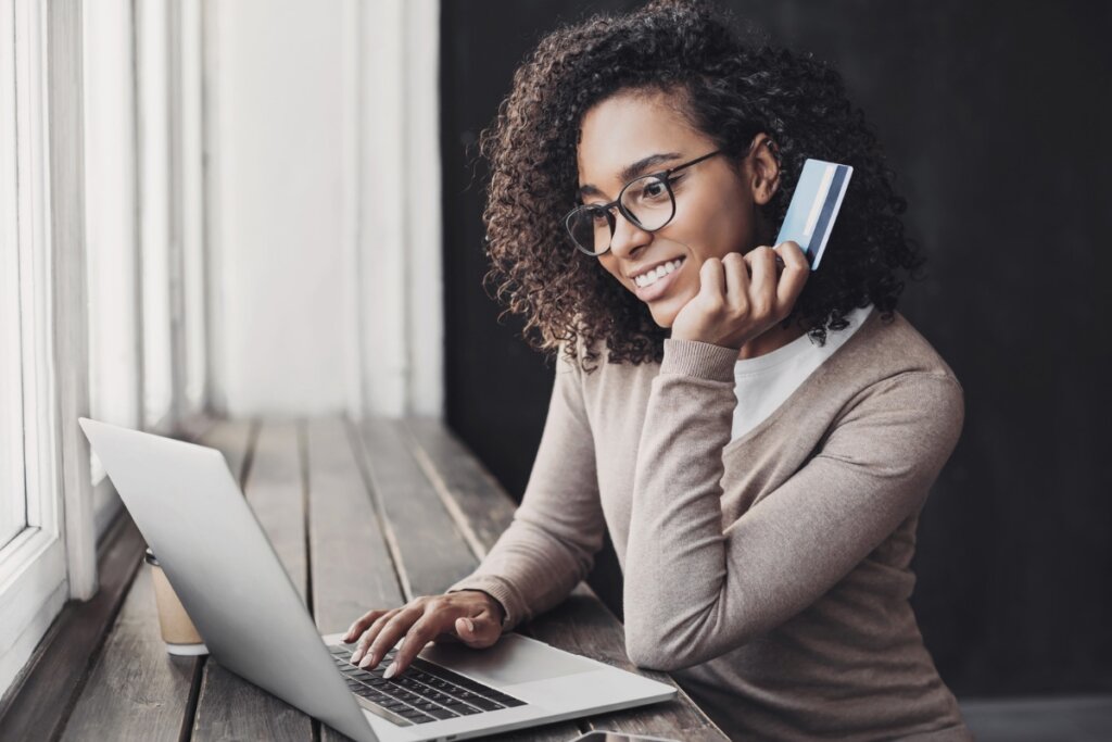 Golpes no ambiente online aumentam durante datas especiais (Imagem: Kite_rin | Shutterstock)