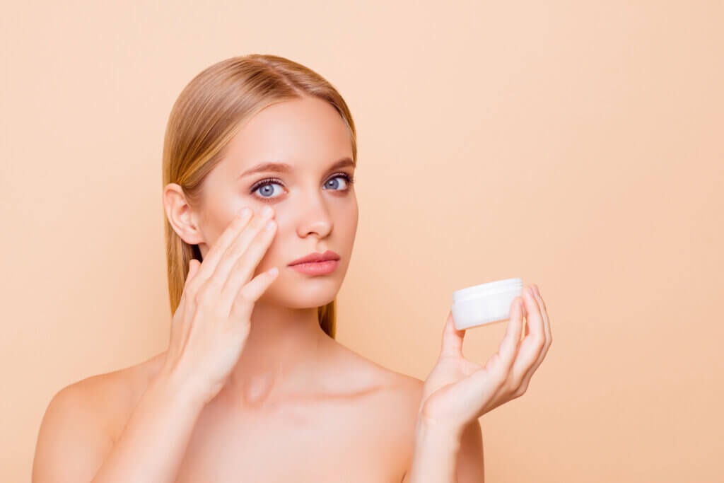 Utilize cosm&eacute;ticos que ativem a circula&ccedil;&atilde;o sangu&iacute;nea para o caso da olheira vascular (Imagem: Roman Samborskyi | Shutterstock)